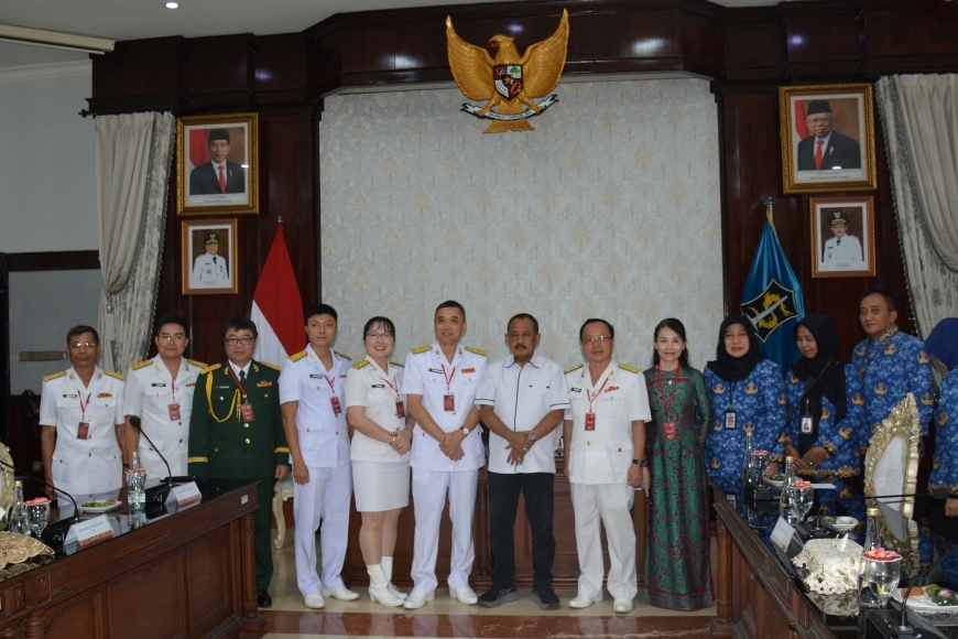 Gallery - 黎贵惇286号帆船抵达泗水港 开始对印尼进行访问交流之旅